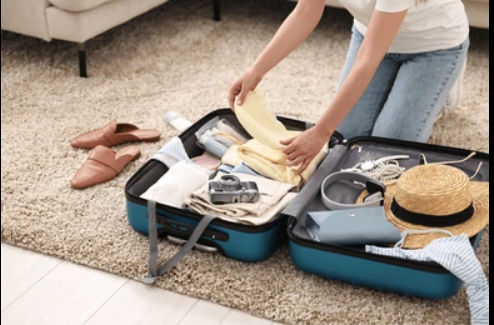 Persona empacando una maleta